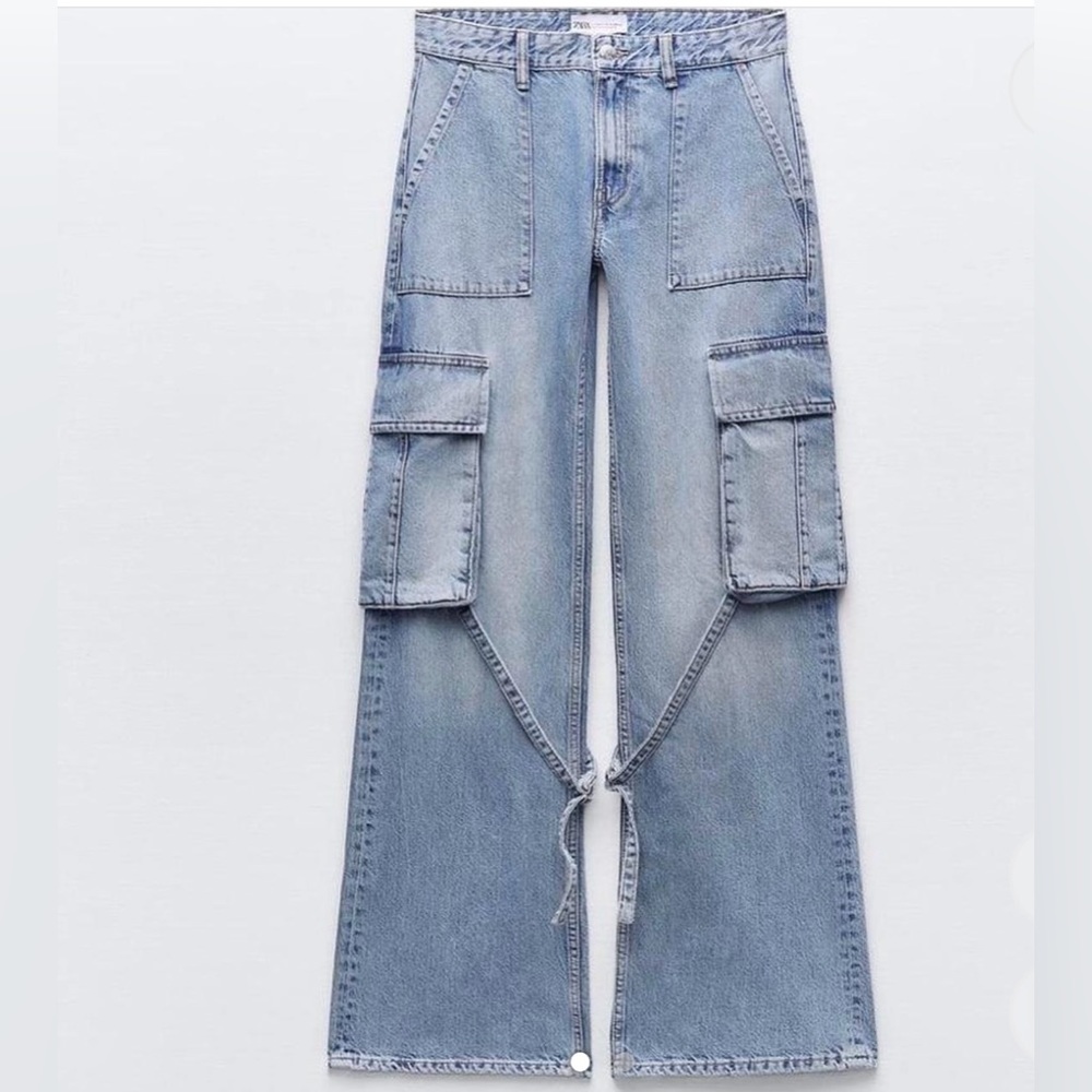 Zara Jeans
Baggy Jeans
Size 6
Cargo Style
Front and Side Pockets
Light Wash